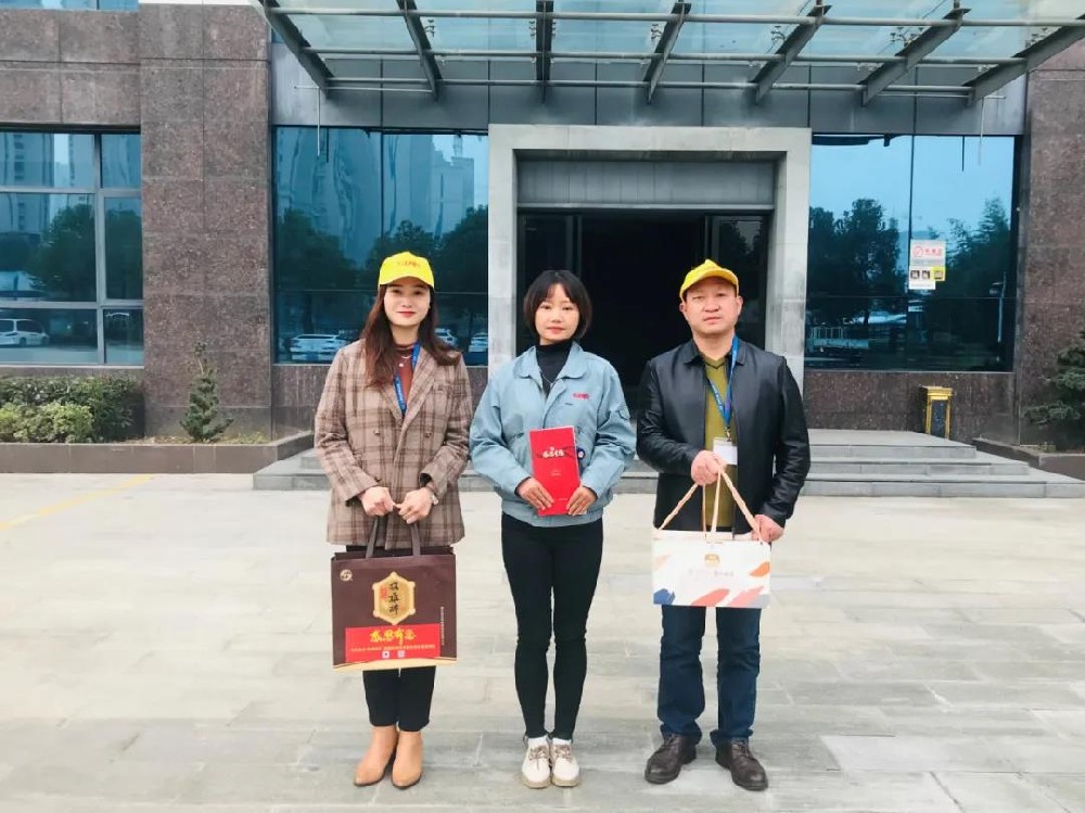 【雙雄醉贊助襄陽企業(yè)家暖心工程系列報道】中日龍（襄陽）機(jī)電技術(shù)開發(fā)黨支部書記胥艷，湖北嘉輻達(dá)節(jié)能科技董事長楊輝收到多方生