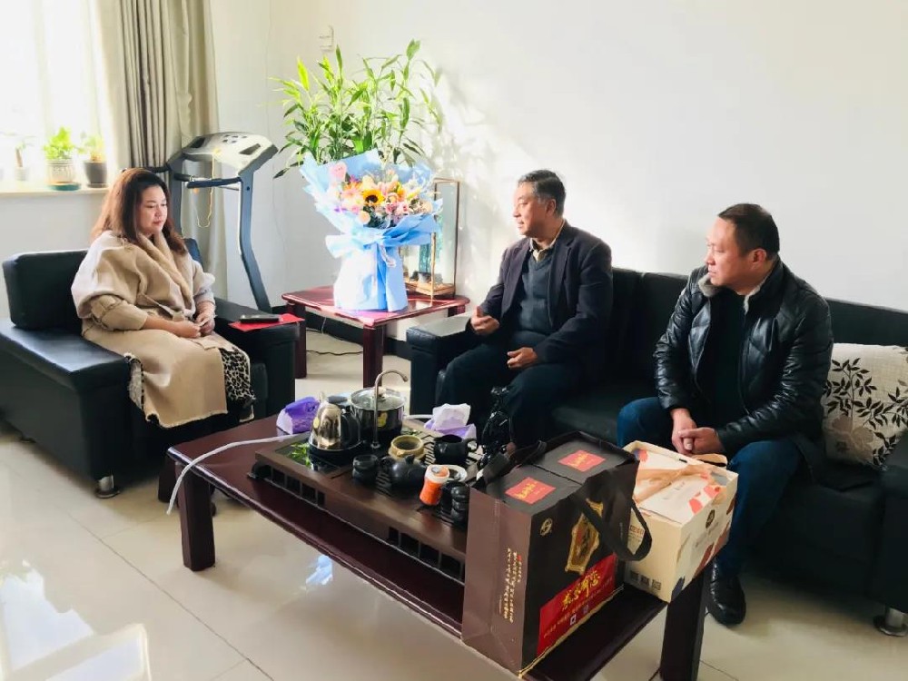 【雙雄醉贊助襄陽企業(yè)家暖心工程系列報道】襄陽光瑞汽車零部件有限公司總經(jīng)理楊柳收到溫馨生日祝福