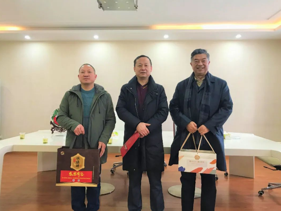 【雙雄醉贊助襄陽(yáng)企業(yè)家暖心工程系列報(bào)道】湖北創(chuàng)業(yè)藥業(yè)有限公司總經(jīng)理謝華收到多方生日祝福！