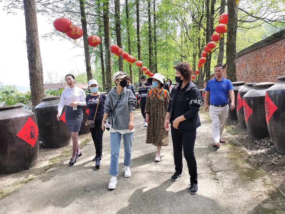 品雙雄醉，享藝術(shù)人生，襄陽市知名藝術(shù)家走進(jìn)石花雙雄醉