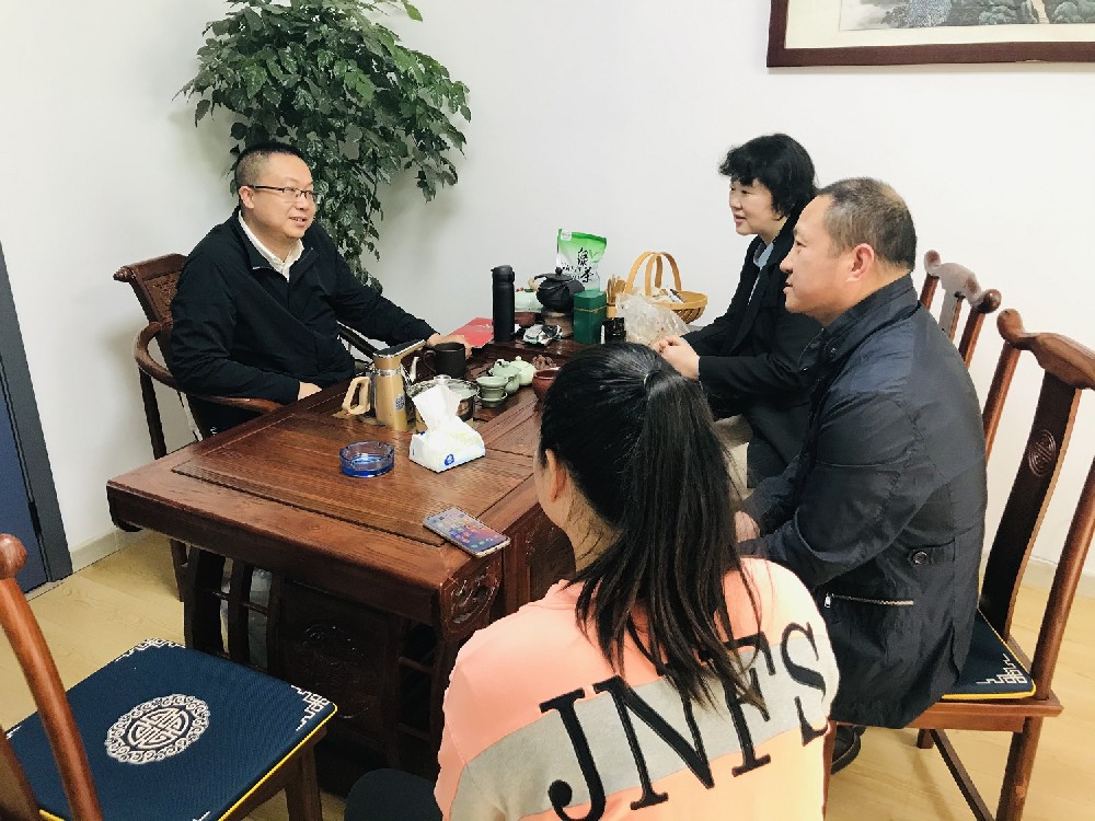 【雙雄醉贊助襄陽企業(yè)家暖心工程系列報道】天風(fēng)證券葉繼華總經(jīng)理、楚色傳媒楊勇總經(jīng)理、黃曉燕董事長、梅心樂董事長收到暖心生日