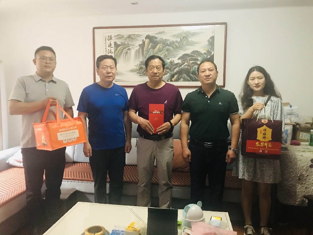 【雙雄醉贊助襄陽企業(yè)家暖心工程系列報道】航宇救生裝備董事長馬永勝、美年大健康總經(jīng)理岳勇、加盟合伙人龍大學(xué)、劉寶林收到暖心