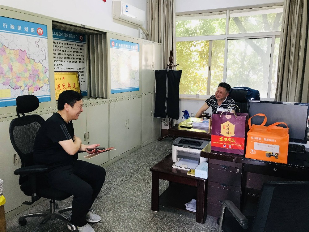 【雙雄醉贊助襄陽企業(yè)家暖心工程系列報道】龔志軍經(jīng)理、張華總經(jīng)理、胡艷書記、代理合伙人鄭道平收到暖心生日祝福