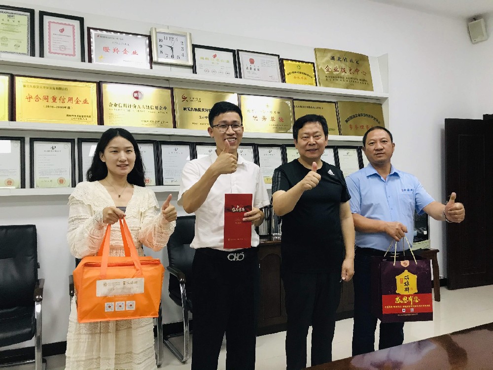 【雙雄醉贊助襄陽企業(yè)家暖心工程系列報道】張瑞副總經(jīng)理、黎柏康總經(jīng)理、吳厚富董事長、王建軍總經(jīng)理、聞賽琦總經(jīng)理收到多方生日