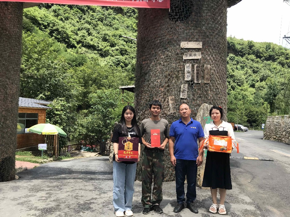 【雙雄醉贊助襄陽企業(yè)家暖心工程系列報(bào)道】負(fù)責(zé)人張建武、董事長梁曉軍、總經(jīng)理葉金明、總經(jīng)理陳佳收到暖心生日祝福