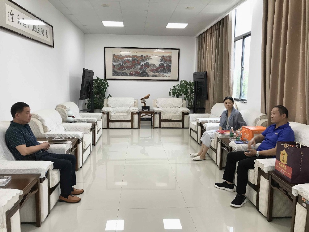 【雙雄醉贊助襄陽企業(yè)家暖心工程系列報道】中盛電氣黨委書記陳善軍、湖北新日電動車易必勇總經(jīng)理、食之味商貿(mào)曹莉董事長收到暖心