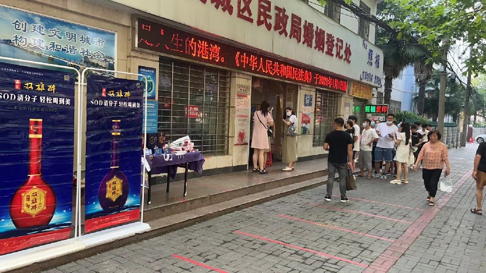 鮮花美酒贈(zèng)新人，七夕佳節(jié)雙雄醉為百位新人送上甜蜜祝福