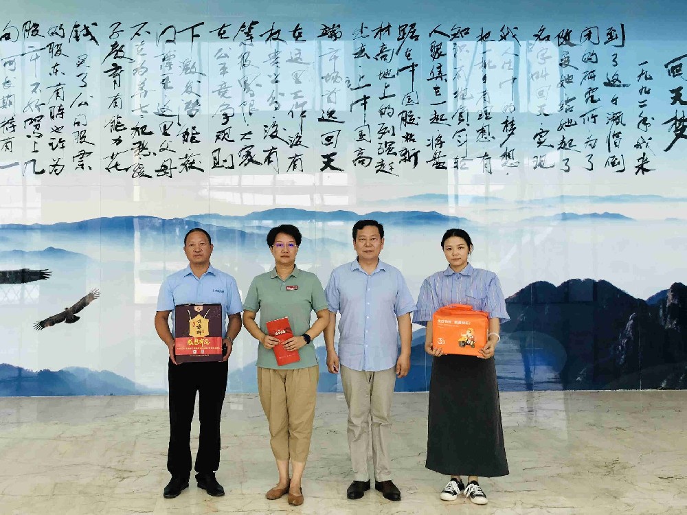 【雙雄醉贊助襄陽企業(yè)家暖心工程系列報道】回天湖北基地總經(jīng)理張亞、副總經(jīng)理翰林、陽光體檢總經(jīng)理王曦等收到暖心生日祝福