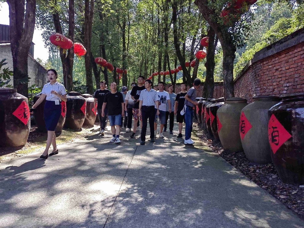 雙雄醉樊城區(qū)域核心客戶走進心靈之旅，暢享健康游