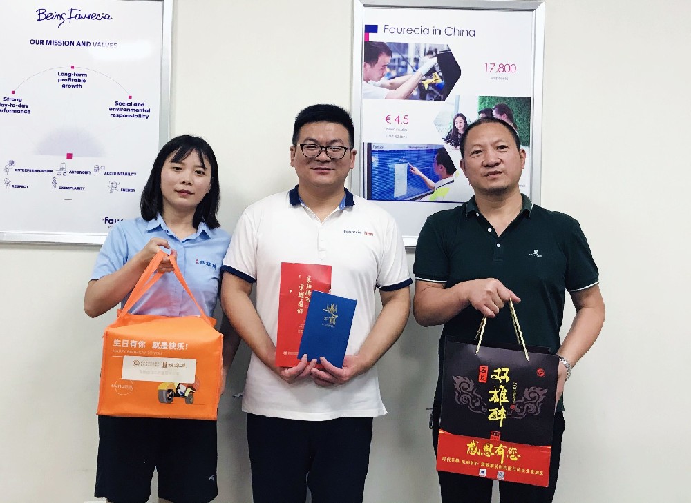 【雙雄醉贊助襄陽企業(yè)家暖心工程系列報(bào)道】企業(yè)家邱俊毅、李堅(jiān)等收到暖心生日祝福