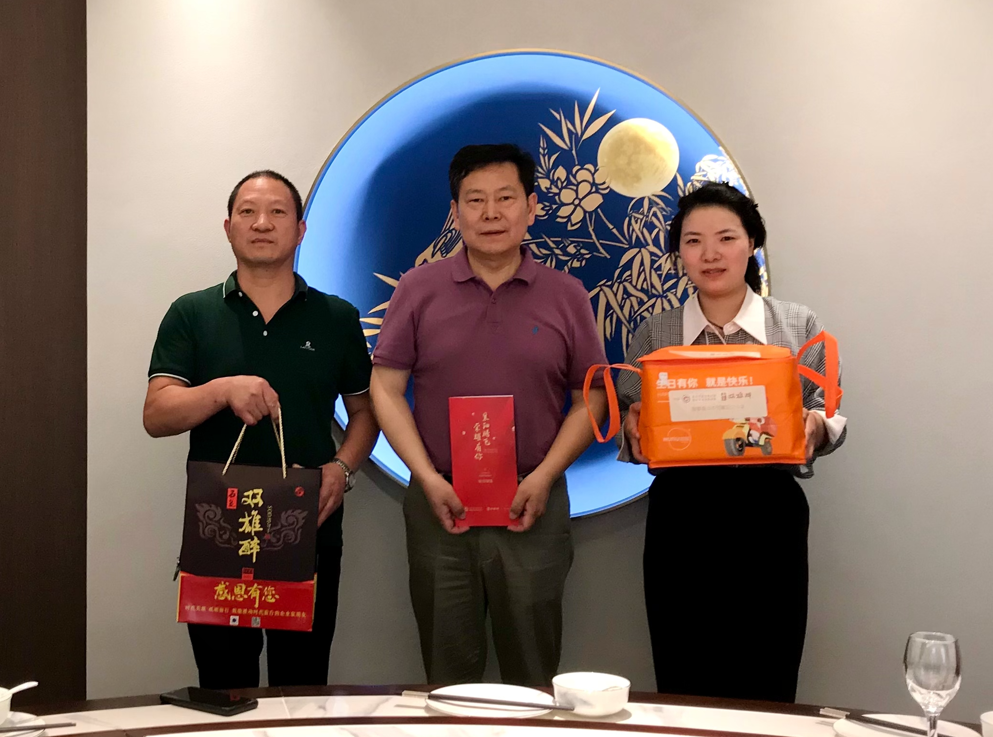 【雙雄醉贊助襄陽企業(yè)家暖心工程系列報道】企業(yè)家申文寶、沈勇剛、王安進等收到暖心生日祝福