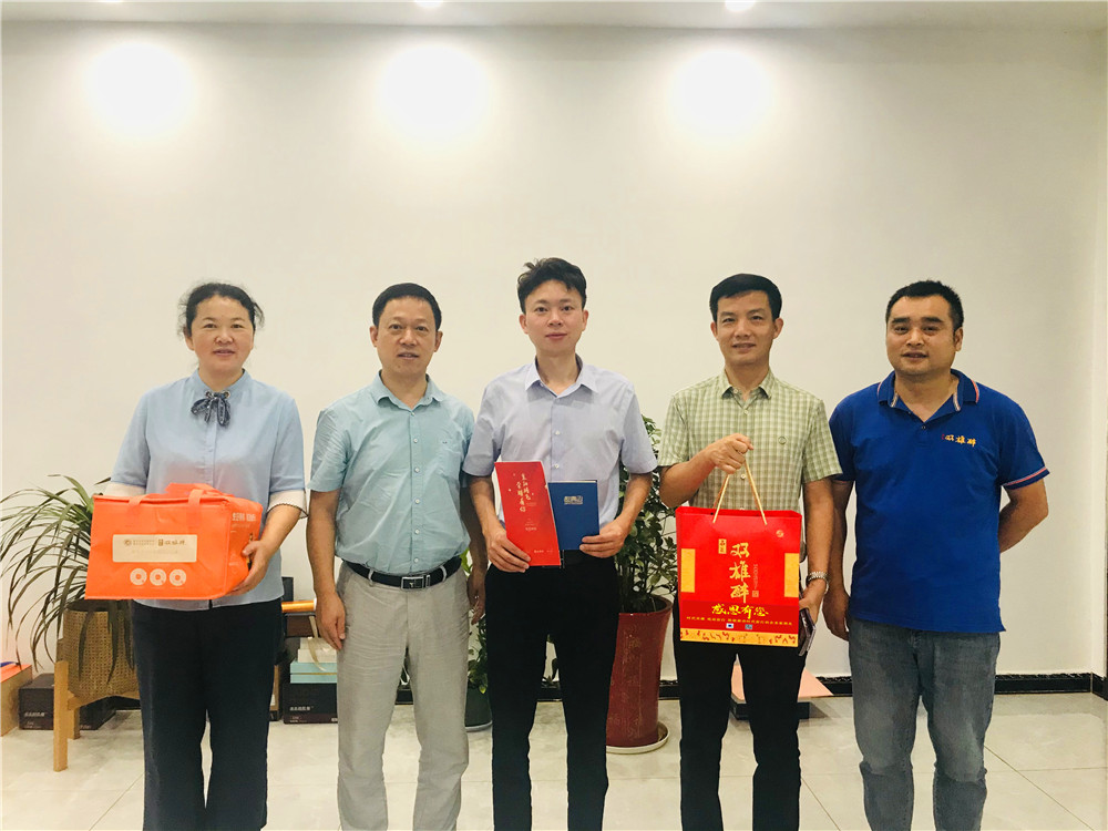 【雙雄醉贊助襄陽企業(yè)家暖心工程系列報道】襄樊富仕紡織服飾有限公司總經(jīng)理余水收到暖心生日祝福