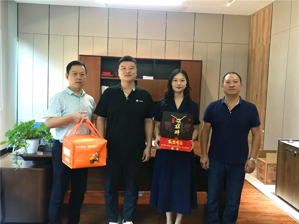 【雙雄醉贊助襄陽企業(yè)家暖心工程系列報道】湖北力生電纜有限公司總經(jīng)理沈勇剛、襄陽新金開泵業(yè)有限公司副總經(jīng)理王安進等收到暖心