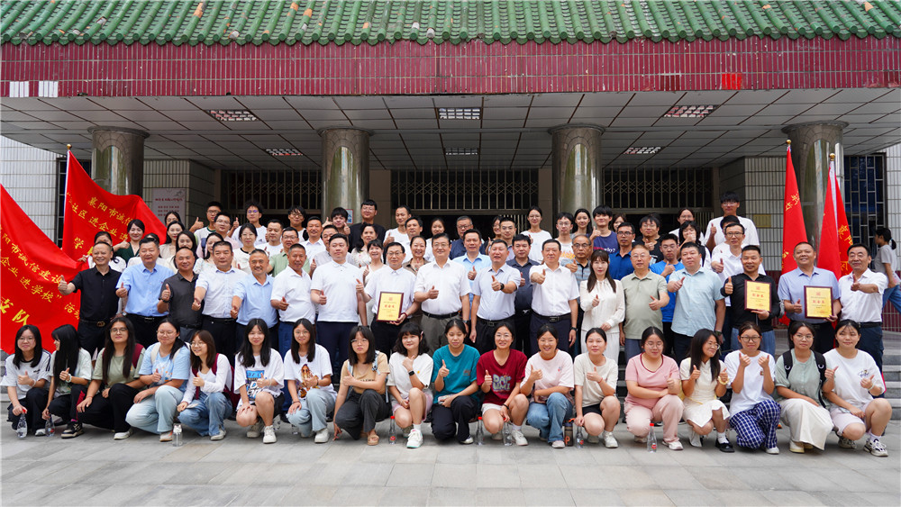 總經(jīng)理鄭書軍在襄陽市誠信建設(shè)“進社區(qū)、進企業(yè)、進學(xué)?！被顒訂觾x式上代表誠信企業(yè)發(fā)言