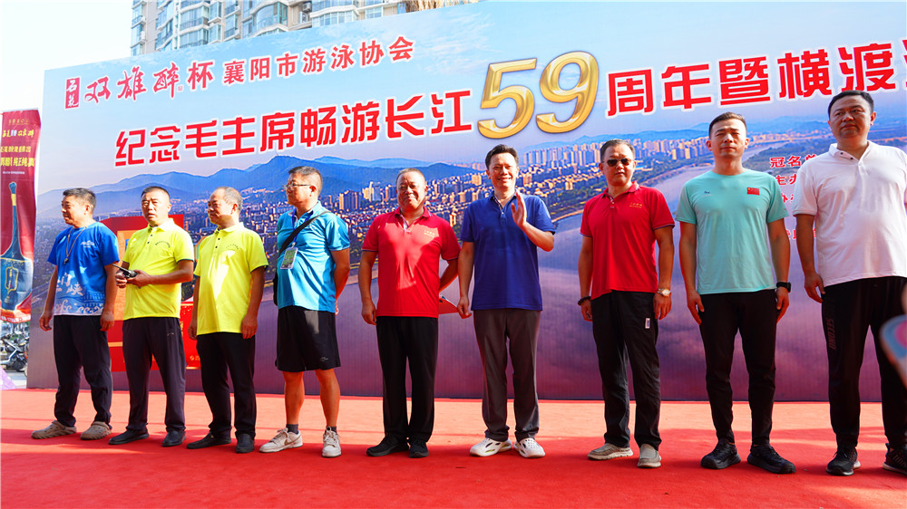 石花雙雄醉再襄盛舉 千人橫渡漢江紀(jì)念毛主席暢游長江59周年?