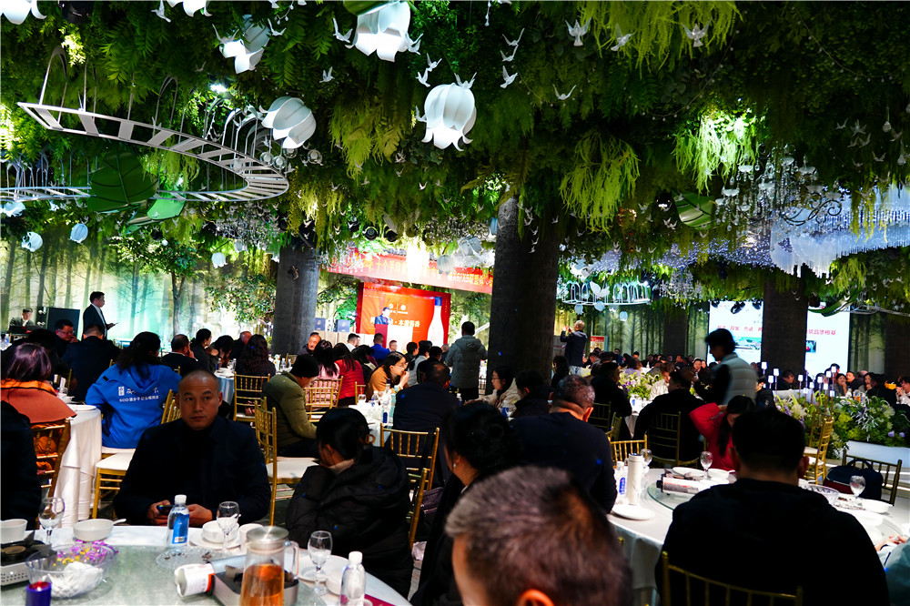 雙雄醉酒業(yè)高端簡裝版醬酒“十個(gè)手印”閃亮上市新開發(fā)產(chǎn)品“雄X6、雄X9”旺銷兩度斷貨