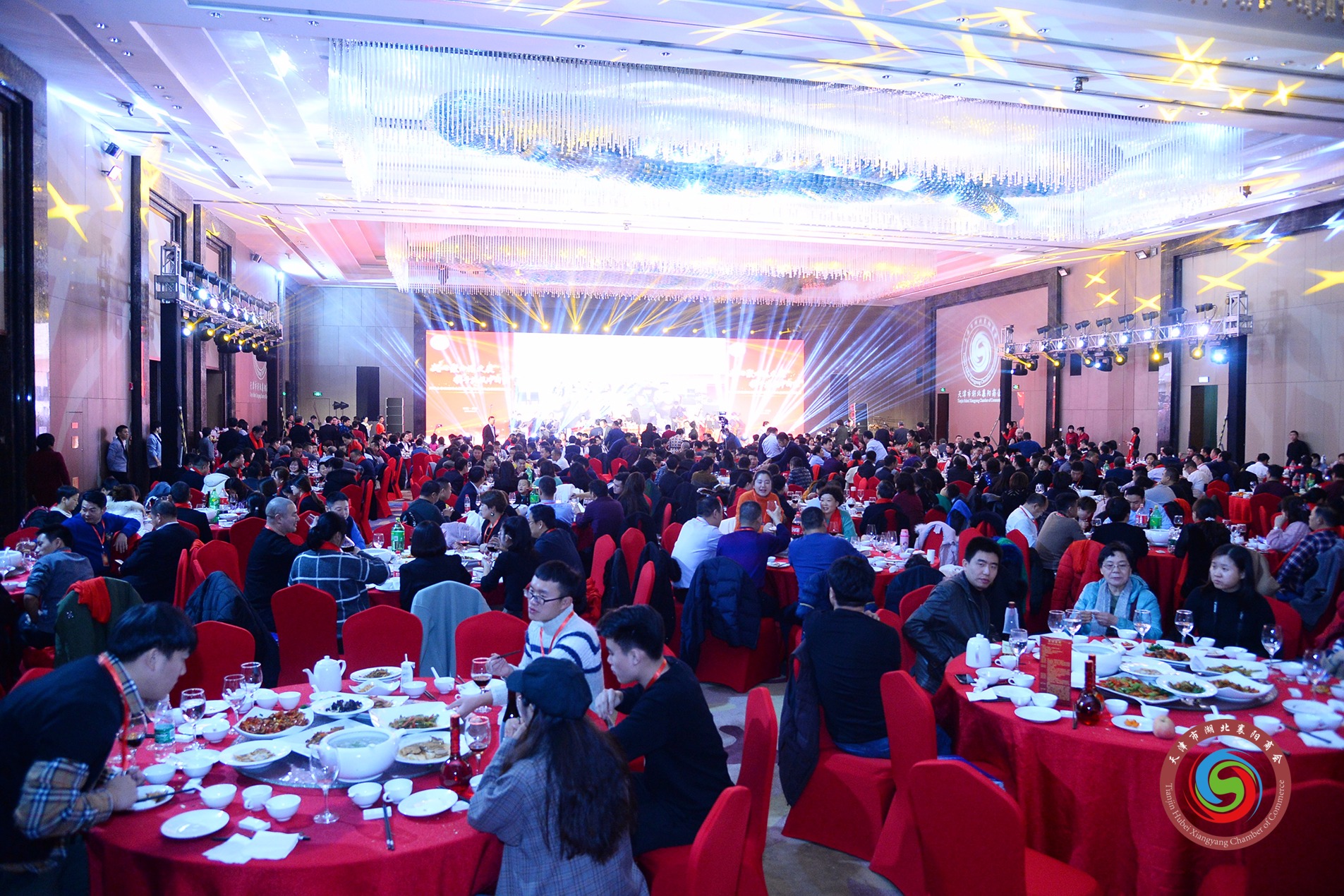 石花雙雄醉，共話津襄情，津襄合作交流峰會暨精準扶貧慈善公益表彰頒獎大會圓滿落幕