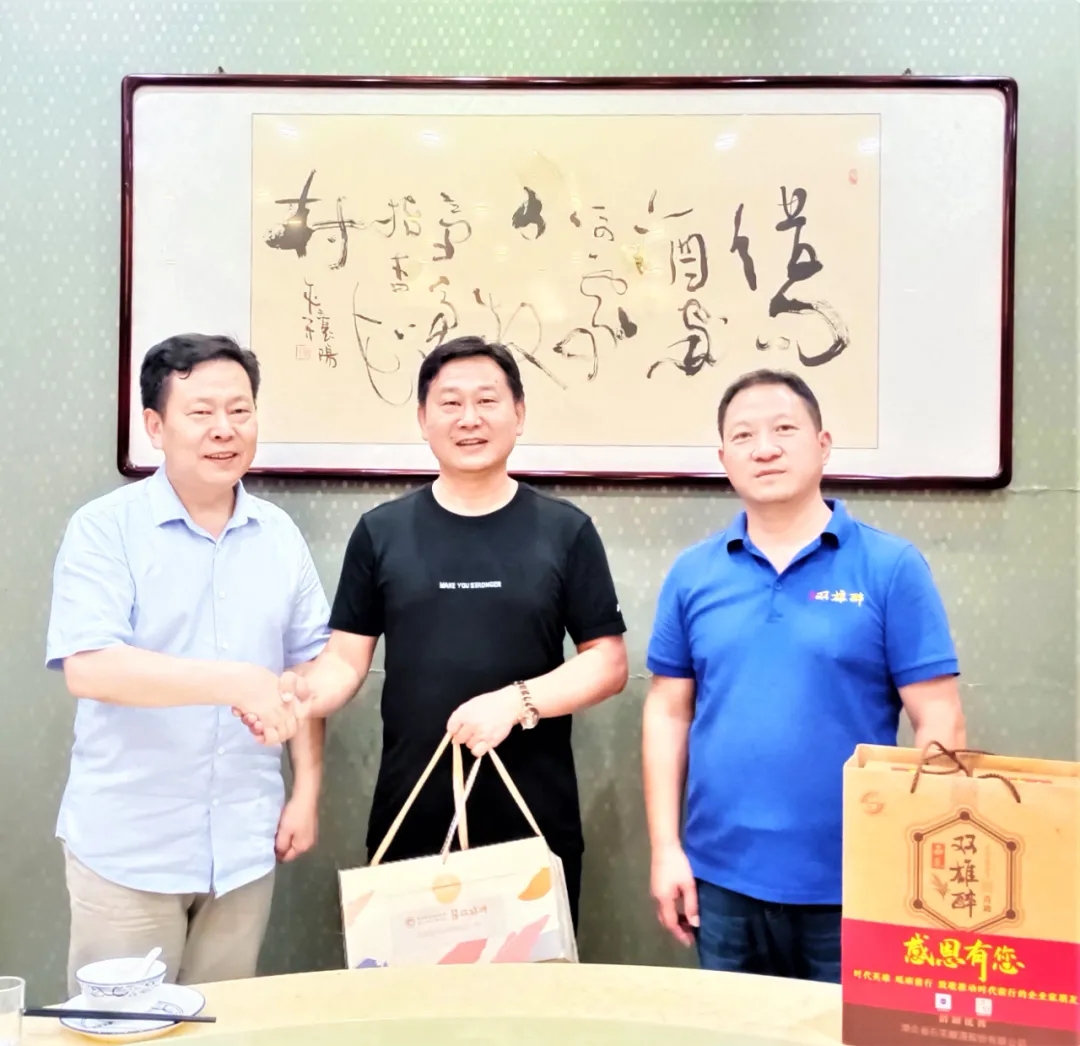 石花雙雄醉聯(lián)合襄陽(yáng)企聯(lián)/企協(xié)為湖北匯智銘傳生物科技股份公司總經(jīng)理張富強(qiáng)，襄陽(yáng)唐冠盛世數(shù)字科技有限公司工會(huì)主席余繼紅送上生