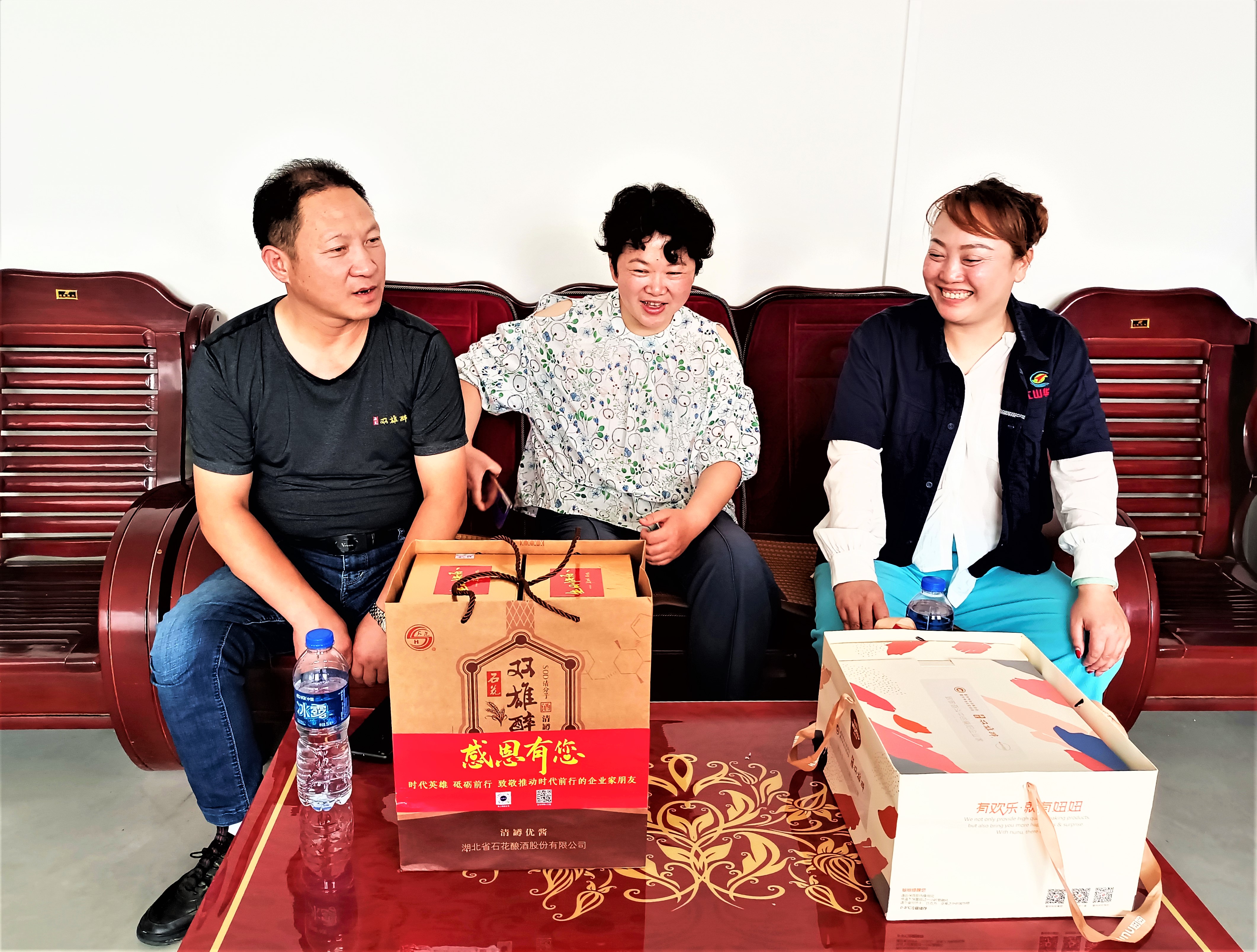 襄陽(yáng)企聯(lián)攜手雙雄醉為江山華科數(shù)字設(shè)備科技總經(jīng)理劉基國(guó)、際華三五四二紡織黨委書(shū)記周詠友、金立豐農(nóng)業(yè)發(fā)展董事長(zhǎng)雷玉紅送祝福