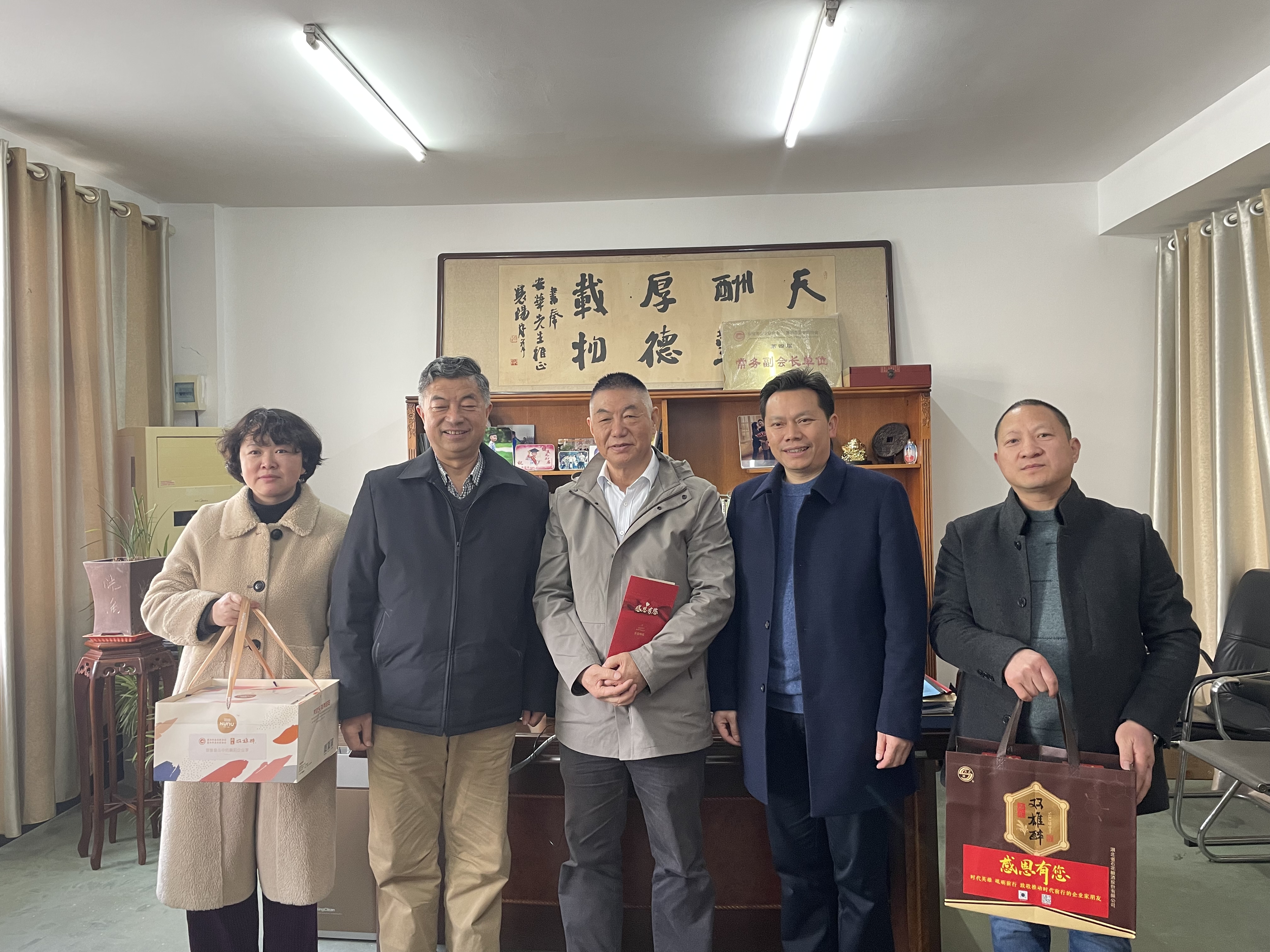 【雙雄醉贊助襄陽(yáng)企業(yè)家暖心工程系列報(bào)道】襄陽(yáng)海華光源有限公司董事長(zhǎng)馬安華、襄陽(yáng)魯花濃香花生油有限公司總經(jīng)理蓋紹君收到暖心